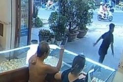 Thanh niên thử lắc vàng rồi bất ngờ bỏ chạy