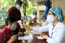 Phó Thủ tướng yêu cầu đảm bảo 100% người cao tuổi có thẻ bảo hiểm y tế