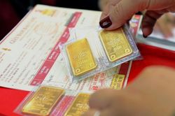 Giá vàng giật lùi về dưới mốc 80 triệu đồng/lượng
