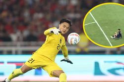 Thủ môn ĐT Indonesia ngồi chơi trên sân khi đồng đội sắp ghi bàn thứ 3 vào lưới ĐT Việt Nam
