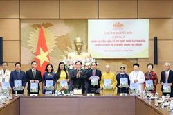 Chủ tịch Quốc hội gặp gỡ Đoàn đại biểu nhân sĩ, trí thức, chức sắc tôn giáo, dân tộc thiểu số TP Hà Nội