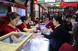 Giá vàng SJC tăng vọt, vàng nhẫn đi ngang