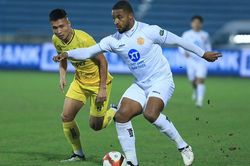 Chia tay HLV Troussier, đừng quên V-League!