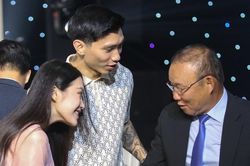 Hình ảnh Đoàn Văn Hậu, Doãn Hải My vui mừng gặp lại HLV Park Hang Seo trong đám cưới Quang Hải
