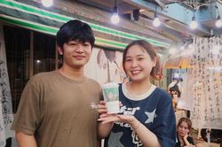 Rón rén thử trà sữa thịt heo Mông Cổ tại TP.HCM