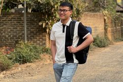 Nhà văn Phan Đức Lộc: 'Trái tim tôi vừa mọc một cây ban'