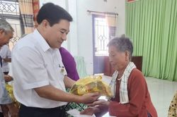 Trao 300 phần quà cho ngư dân nghèo ở huyện Hòa Bình, tỉnh Bạc Liêu
