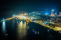 Mãn nhãn màn biểu diễn dù lượn đầy sắc màu trên trời Bình Định