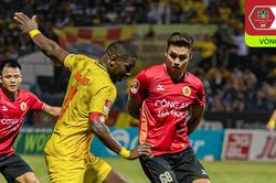 Văn Đức ghi bàn trong trận cầu 2 thẻ đỏ, CAHN 'sống lại' hy vọng vô địch V-League