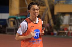 Tuấn Anh nhận 'quà' đặc biệt từ CĐV trong ngày ra mắt CLB Nam Định