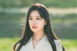 Visual 'một 9 một 10' nhưng khi diện chung 1 thiết kế, Kim Ji Won lại lấn lướt Yoona ở khoản này