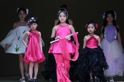 Mẫu Việt hóa 'đại sứ văn hóa' tại Shanghai Fashion Week AW24