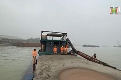 Bắt tàu cát tặc vừa 'ăn no hàng' trên sông Hồng