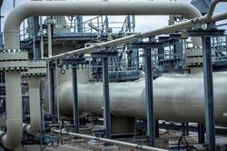 Giá xăng dầu hôm nay 1/4: Đi ngang do tồn kho tăng
