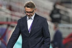 Chọn người thay HLV Troussier: Kinh nghiệm lớn, bài học to