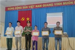 Tiền Giang khen thưởng 5 cá nhân giao nộp các gói nghi ma túy