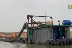 Cảnh sát Giao thông nổ súng, bắt giữ tàu hút cát trái phép trên sông Hồng