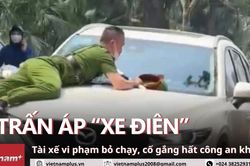 Chiến sỹ công an bám trụ trên nắp capo, cố gắng trấn áp 'xe điên'