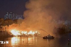 Thành phố Hồ Chí Minh: Cháy lớn ở dãy nhà ven kênh Tàu Hủ, Quận 8