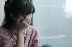 Suốt 4 tháng chồng cũ không chuyển khoản tiền nuôi con, tức mình tôi dắt con đến đòi tiền thì tê tái với cảnh tượng trong nhà