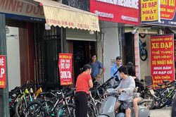 Vào hè, dịch vụ cho thuê xe đạp Hồ Tây đắt khách, thu tiền triệu mỗi ngày
