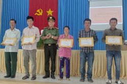 Công an tỉnh Tiền Giang khen thưởng 5 người dân phát hiện 84 gói nghi chứa ma túy