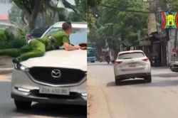 Truy tìm tài xế hất cảnh sát lên nắp capo