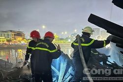 Vụ cháy nhà ven kênh Tàu Hủ: Cảnh sát xuyên đêm túc trực, khám nghiệm hiện trường