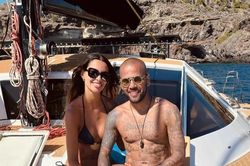 Dani Alves mặn nồng với vợ cũ dù từng bị 'cạch mặt'