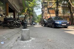 Trụ bê tông ''mọc'' giữa đường