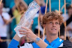 Jannik Sinner vô địch Miami Masters, càng ngày càng là đối trọng đáng gờm của Djokovic