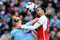 Hòa Man City, Arsenal nên vui hay tiếc?