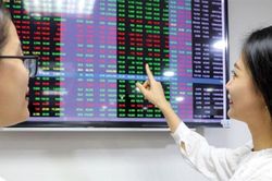 Nhiều cổ phiếu trụ cột hồi phục, VN-Index đảo chiều tăng