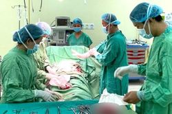Cắt khối u xơ tử cung nặng 2kg cho bệnh nhân 54 tuổi
