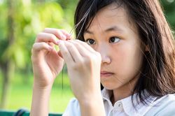Trẻ nghiện nhổ tóc, cha mẹ nên làm gì?