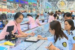 Bất ngờ kiểm tra tiệm vàng lớn nhất thành phố Long Xuyên
