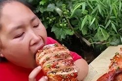 Mukbang bất chấp, người phụ nữ 33 tuổi trông như bà cô 60 tuổi