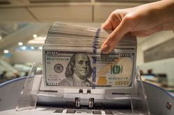 Giá USD ngân hàng và chợ đen đồng loạt vượt mốc 25.000 USD/VND