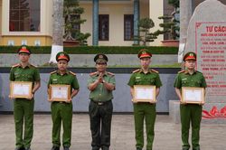 Khen thưởng 8 chiến sĩ Công an xuất sắc trong chuyên án đấu tranh với tội phạm đục phá két sắt