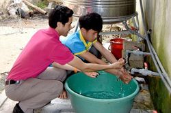 Mang nước sạch về bản