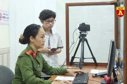 Công an quận Ba Đình tăng ca, đẩy nhanh tiến độ cấp CCCD cho học sinh chuyển cấp