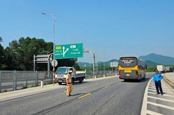 Nhiệt độ trên cao tốc Cam Lộ - La Sơn tăng cao hơn 60 độ C, nhiều ô tô vỡ lốp