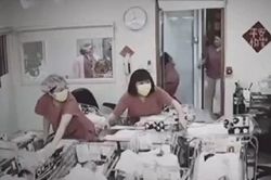 Khoảnh khắc nữ hộ sinh che chắn cho trẻ sơ sinh trong trận động đất