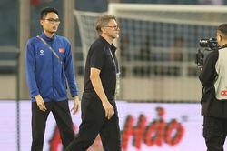 Áp lực cho người kế nhiệm HLV Troussier