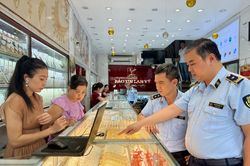 Đồng loạt kiểm tra 3 cửa hàng kinh doanh vàng trên địa bàn Hà Nội