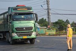 Chưa lắp xong biển báo, xe đầu kéo vẫn đi vào cao tốc Cam Lộ - La Sơn