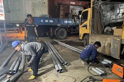Hàng chục công nhân xuyên đêm cắm biển, phân luồng cao tốc Cam Lộ - La Sơn