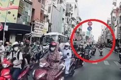 Clip: 'Đi tắt đón đầu' gặp tài xế ô tô hành động cứng rắn, hàng loạt lái xe máy ngậm ngùi quay xe