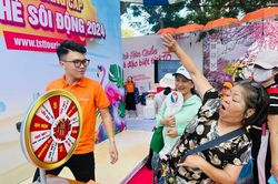 TPHCM: Khách hàng 'đội nắng' săn tour du lịch giá ưu đãi
