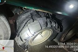 Nhiều ô tô vỡ lốp trên cao tốc Cam Lộ - La Sơn do nắng nóng